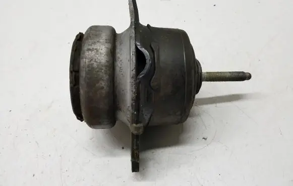 Ford Mustang VI Engine mount bracket
