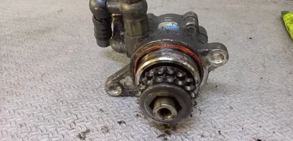Nissan Almera Tino Power steering pump 21242075 5M321