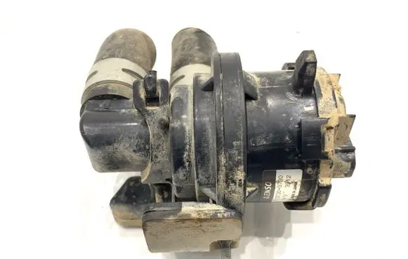Oil filter mounting bracket