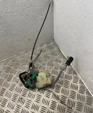 KIA Sorento Front door lock