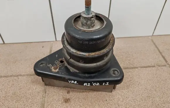 Engine mount bracket