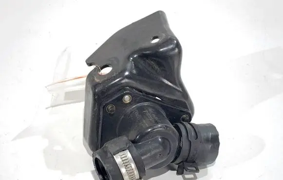 Oil filter mounting bracket