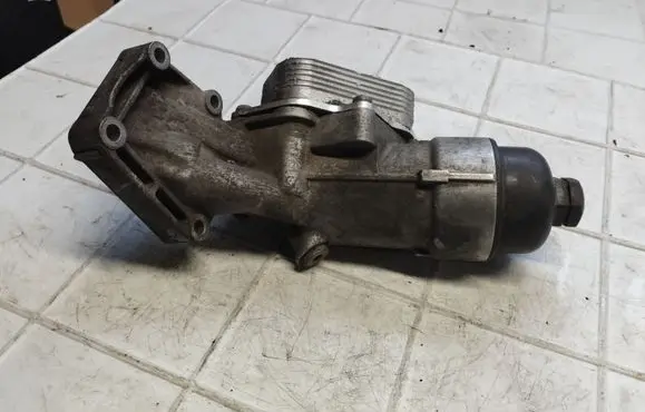 Mercedes-Benz Vaneo W414 Oil filter mounting bracket A6681800210