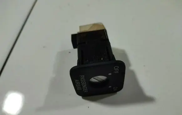 Toyota Corolla Verso AR10 Passenger airbag on/off switch 1363044 136-3044