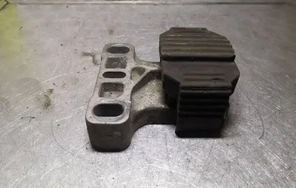 Volkswagen Golf IV Engine mount bracket WC2025945