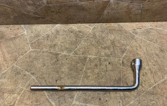 Mercedes-Benz E W212 Wheel nut wrench A2215810001