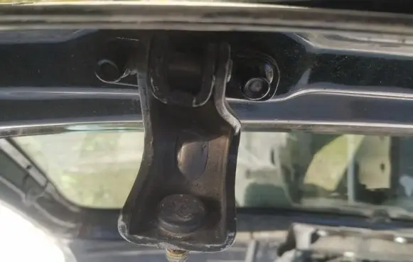 Volkswagen Fox Tailgate/trunk/boot hinge