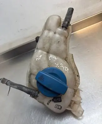 Coolant expansion tank/reservoir