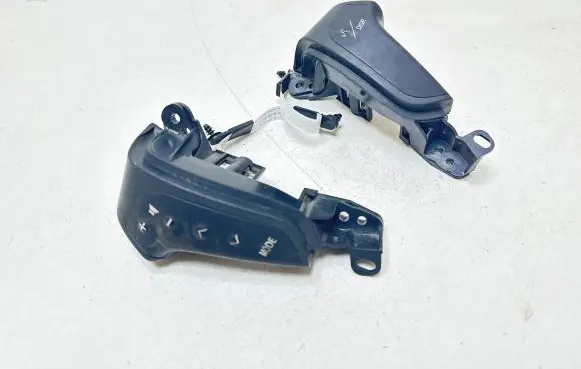 Toyota Avensis T250 Steering wheel buttons/switches 75B070