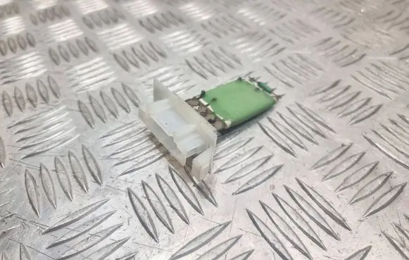 Skoda Octavia Mk2 (1Z) Heater blower fan relay 12380