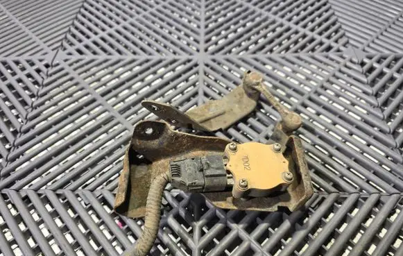 Toyota Prius (XW20) Rear air suspension level height sensor 8282160170