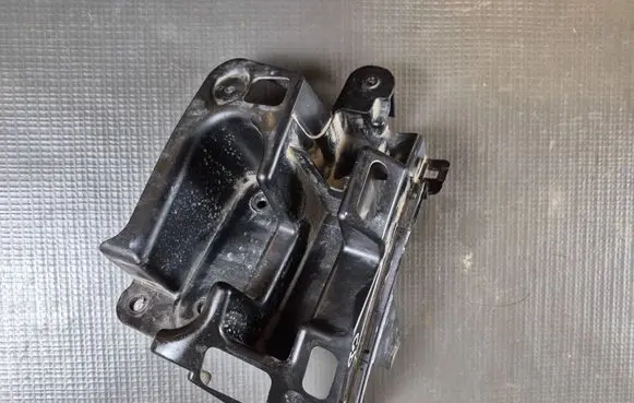 Peugeot 208 II Rear bumper mounting bracket 9823209380