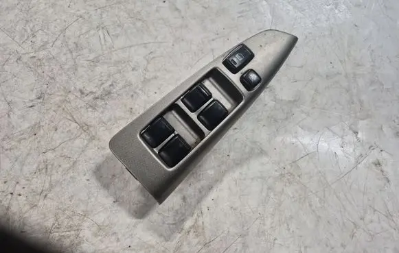Toyota Corolla Verso E121 Electric window control switch 8404013080