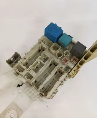 Toyota Yaris Fuse module 8273052700