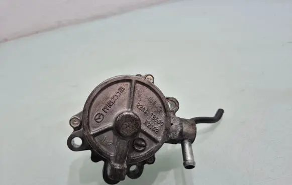 Mazda CX-7 Vacuum pump R2AA18G00