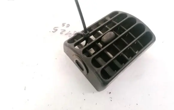 Land Rover Discovery Dash center air vent grill