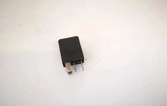 Volkswagen PASSAT B5.5 Other relay 8z0951253