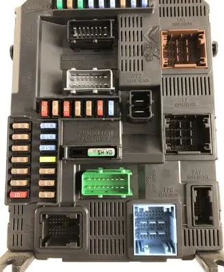 Peugeot 308 Fuse module 9807054180 22661F01 E1064160