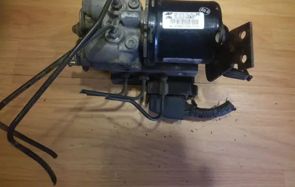 Volkswagen Sharan ABS Pump 7M0614111B 7M0907379