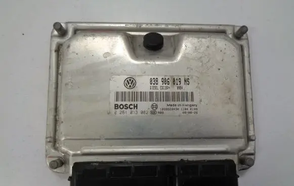 Skoda Fabia Mk2 (5J) Engine control unit/module 038906019NS 0281013082