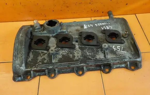 Volkswagen Touareg I Rocker cam cover 077103475N