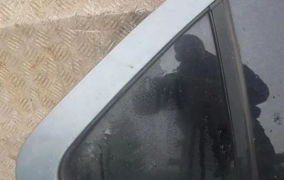 Peugeot 406 Rear vent window glass 