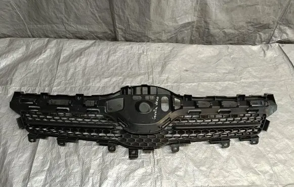 Toyota Corolla Verso AR10 Front bumper upper radiator grill 53111-0F030