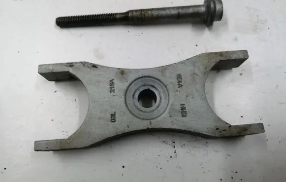 Volkswagen Sharan Fuel Injector clamp holder 03L216A