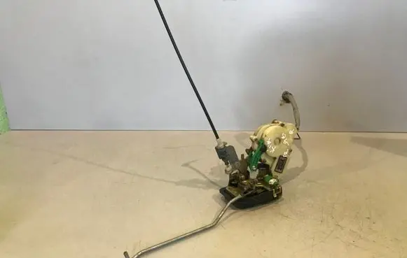 KIA Sorento Front door lock 041123