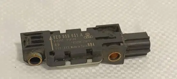 Audi A3 S3 8P Airbag deployment crash/impact sensor 8E0959651A 110105 010562
