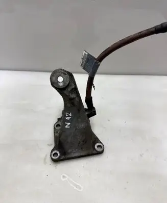 Engine mounting bracket