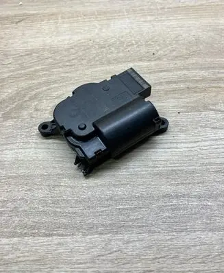 Volkswagen Golf VII Air flap motor/actuator 5Q0907511H T1032214S
