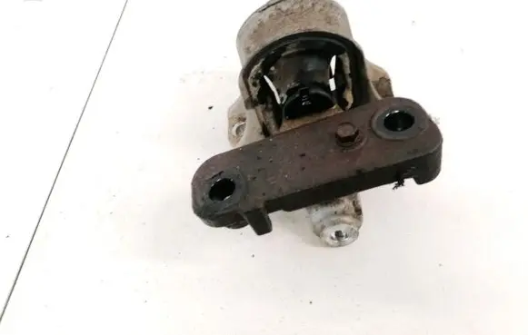 Honda CR-V Engine mount bracket