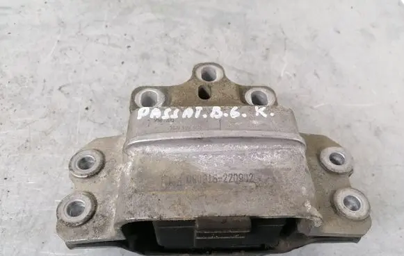 Volkswagen PASSAT B6 Engine mount bracket 3C0199555R