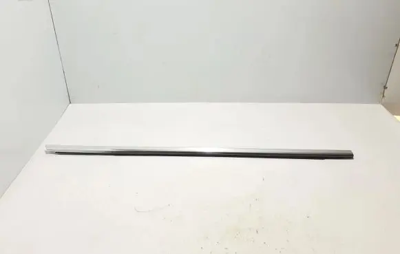 Mercedes-Benz GLE W167 Front door glass trim molding A1677201402