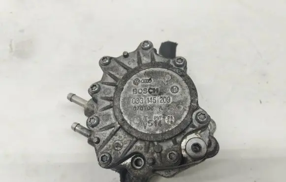 Volkswagen Golf V Vacuum pump 03G145209 070705A V51406