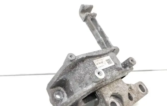Volkswagen PASSAT B8 Engine mount bracket 3Q0199262J XXXZRH16D305HY