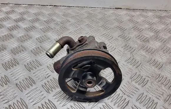 Toyota Avensis T250 Power steering pump 
