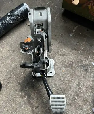 Opel Corsa D Clutch pedal brak