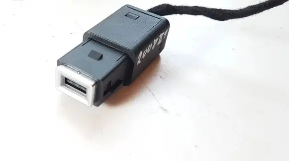 Peugeot 2008 II USB socket connector 9824334377 98217039DX