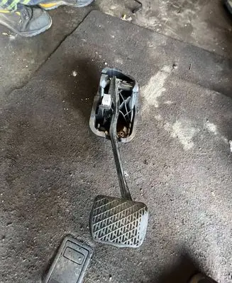 Mercedes-Benz E W213 Brake pedal A2052920407 06169C
