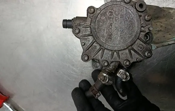Volkswagen PASSAT B6 Vacuum pump 03G145209C