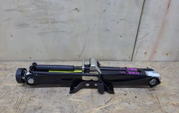 Audi A4 S4 B8 8K Lift Jack 8K0011031C