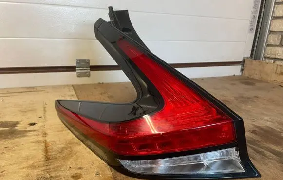 Nissan Leaf II (ZE1) Rear/tail lights