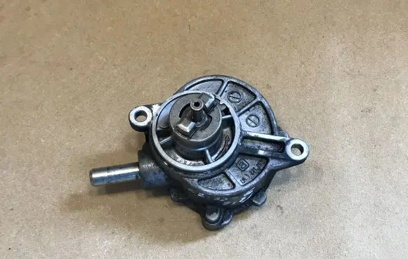 Mercedes-Benz E W211 Vacuum pump A6462300265
