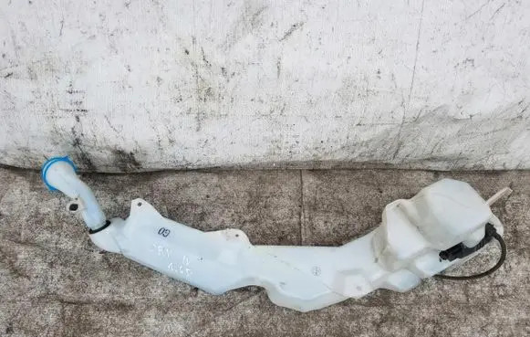 Honda CR-V Windshield washer fluid reservoir/tank