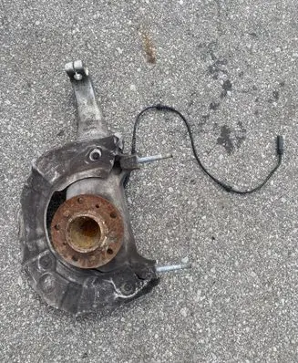 BMW M5 Front wheel hub 228375
