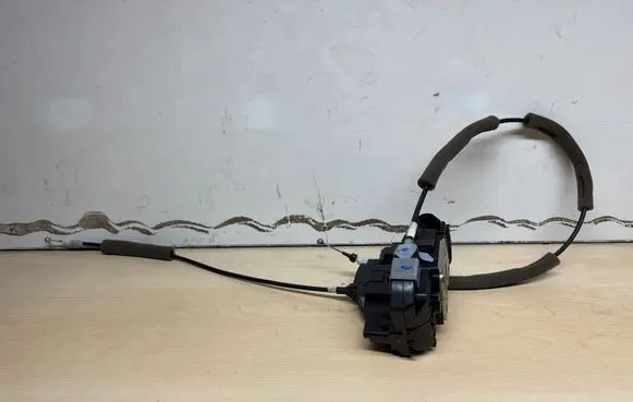 Mercedes-Benz X-class W470 Rear door lock 