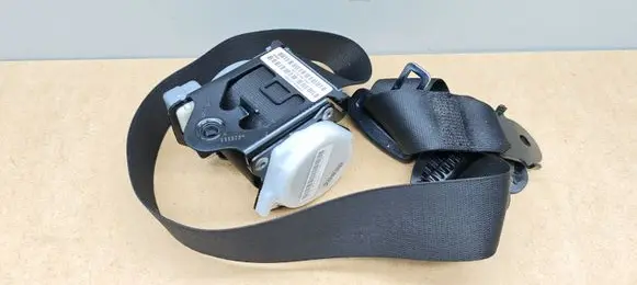 BMW X5 E70 Front seatbelt 040777