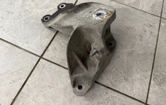 Engine mounting bracket